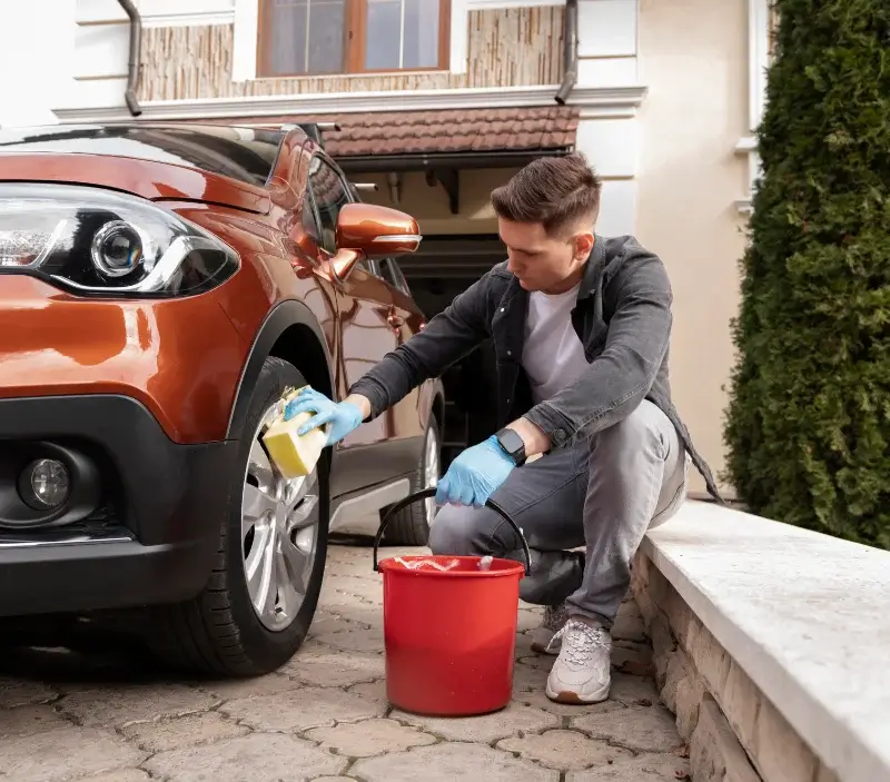 Lavage auto à domicile Les Authieux-sur-le-Port-Saint-Ouen : professionnel intervenant sur un véhicule